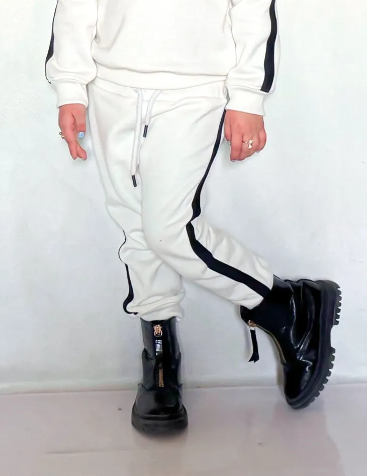 Cozy Fleece White Sweatshirt & Sweatpants Set - Active Winter Set